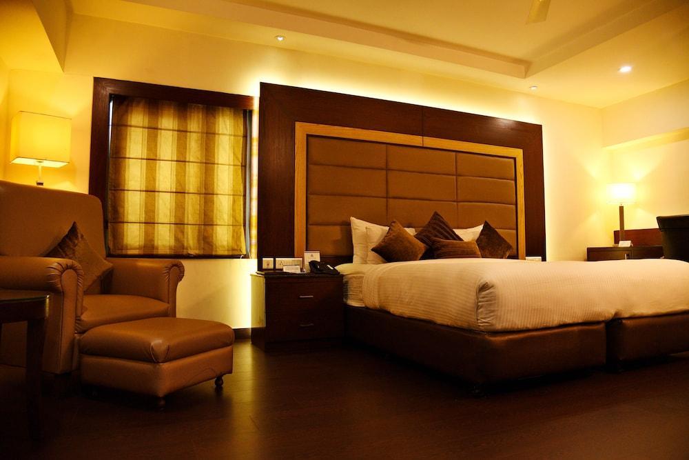 Hotel Royal Cliff Kanpur Esterno foto