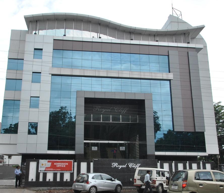 Hotel Royal Cliff Kanpur Esterno foto