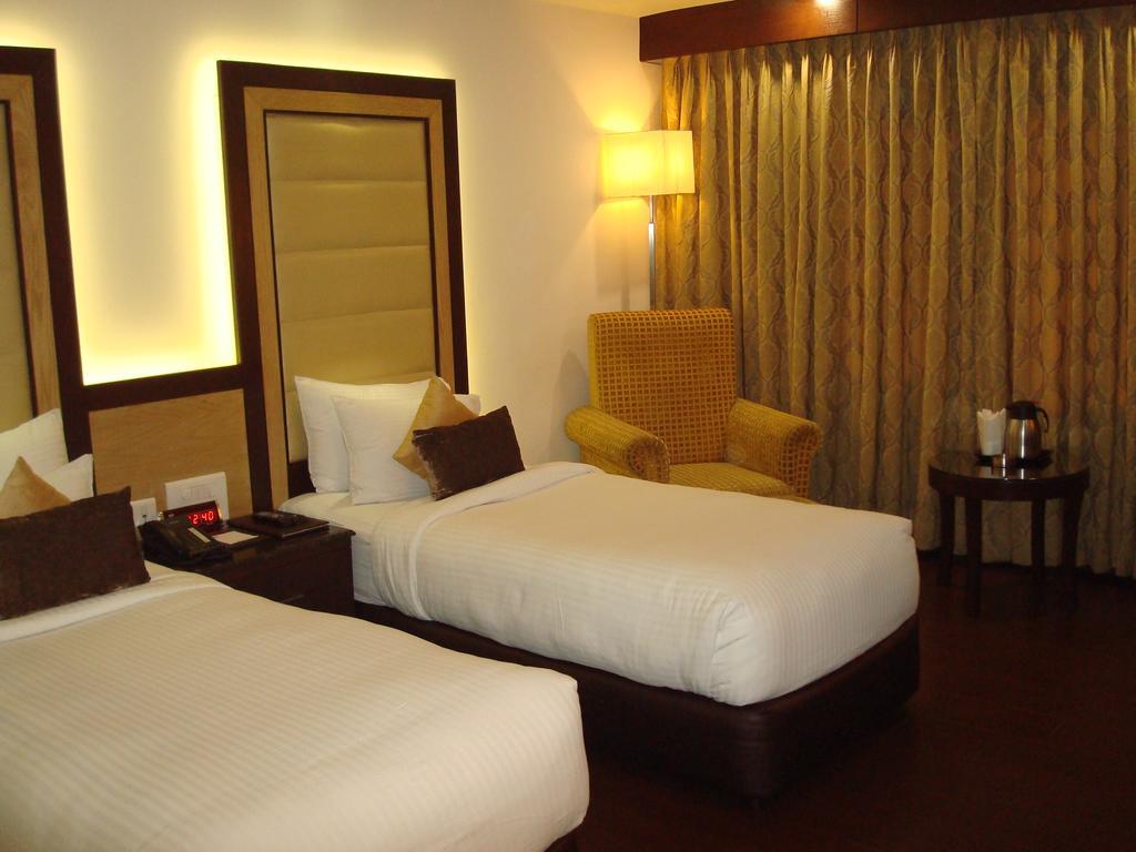 Hotel Royal Cliff Kanpur Esterno foto
