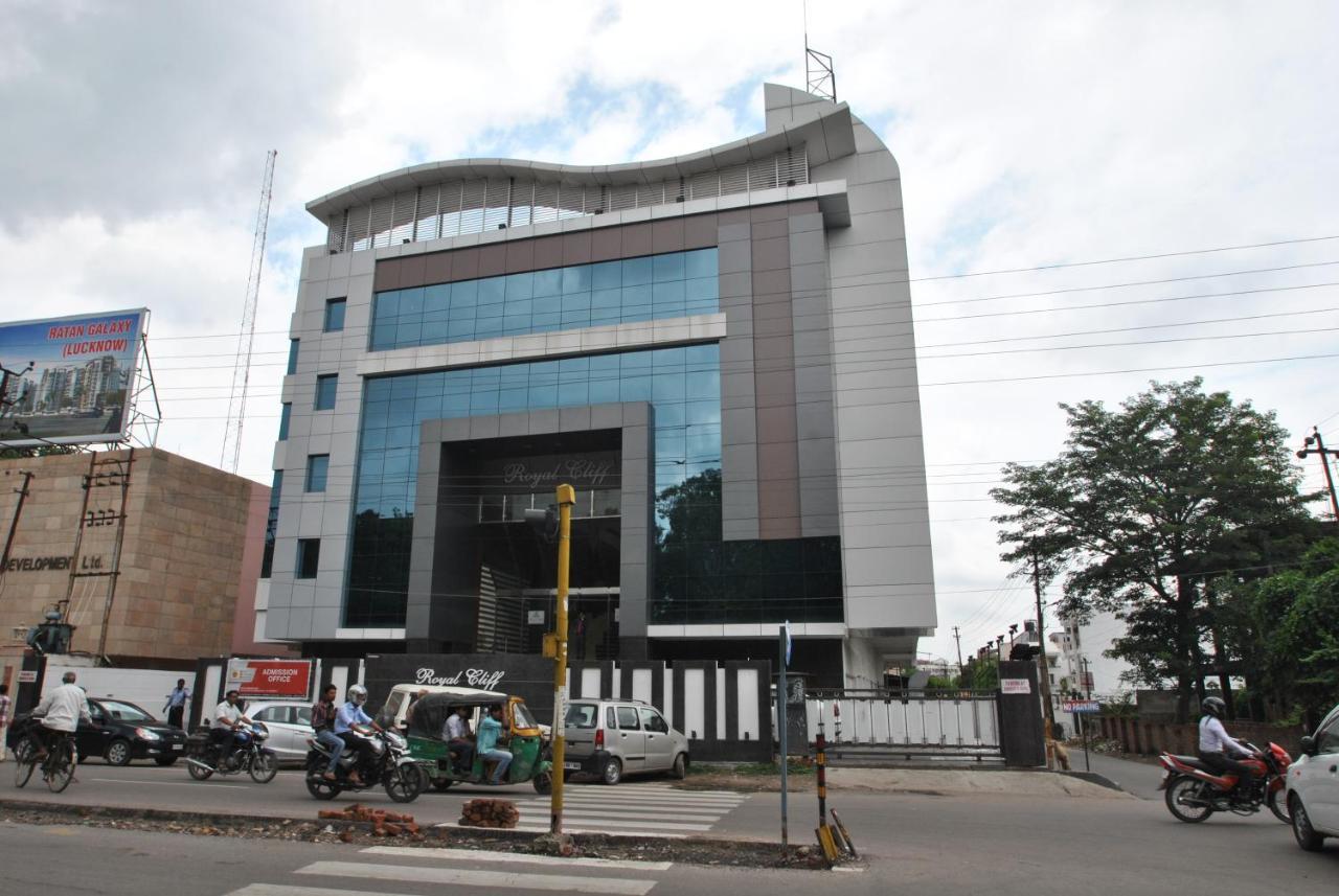 Hotel Royal Cliff Kanpur Esterno foto