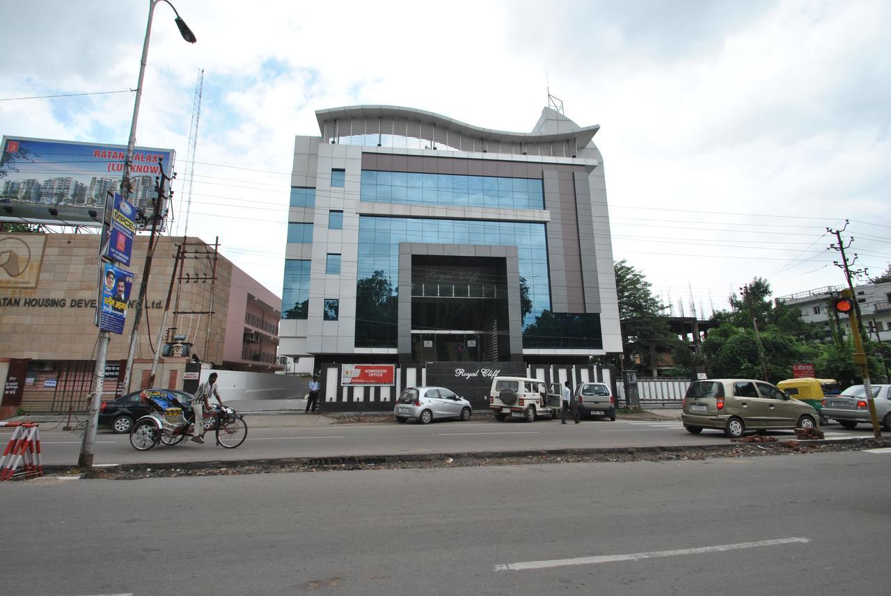 Hotel Royal Cliff Kanpur Esterno foto