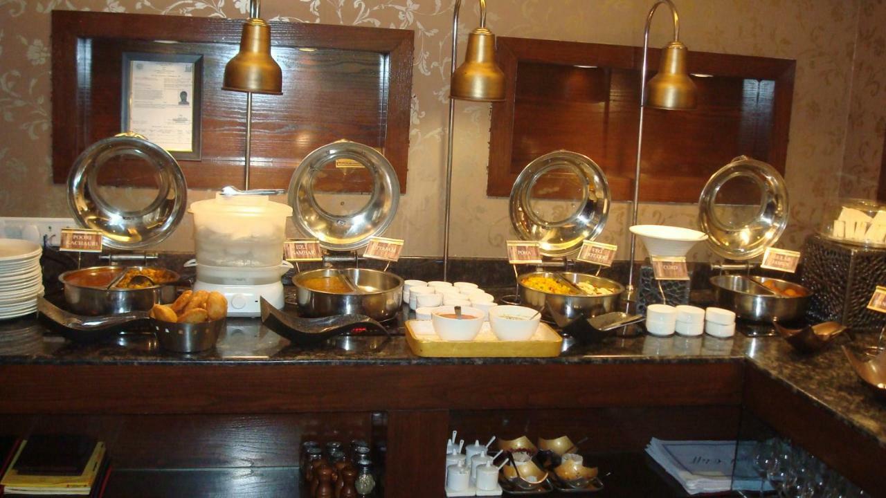 Hotel Royal Cliff Kanpur Esterno foto