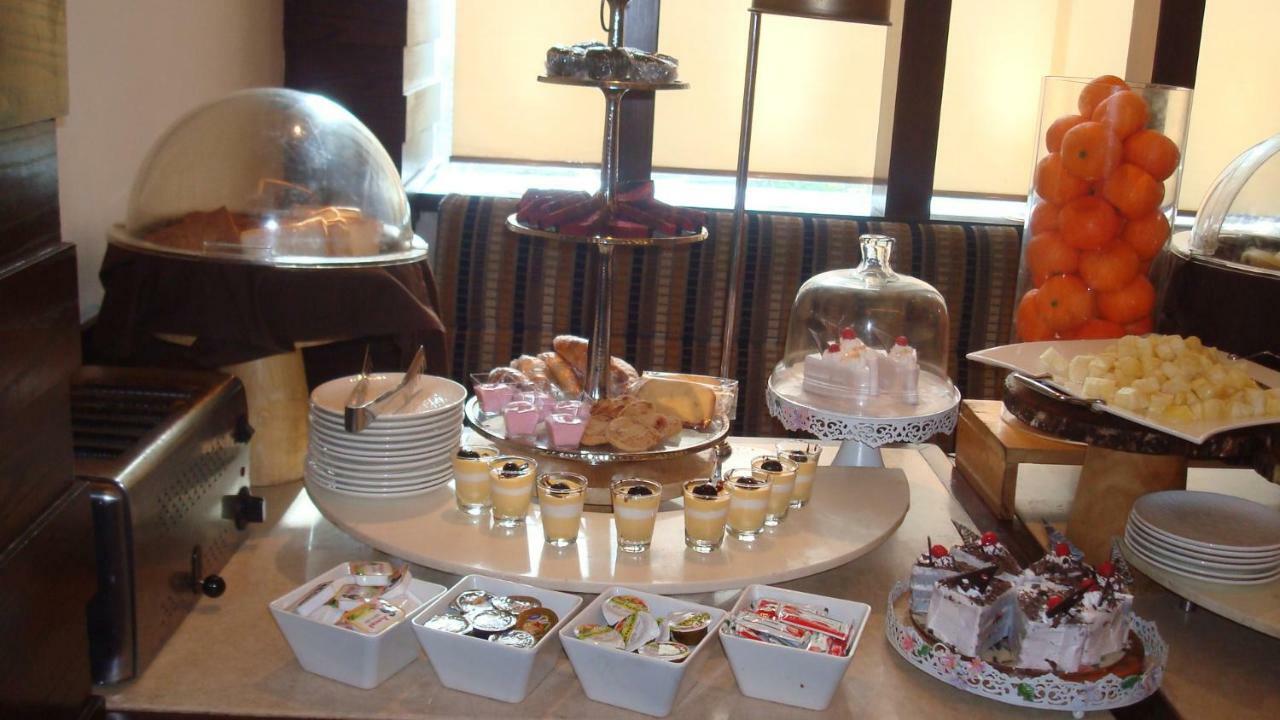 Hotel Royal Cliff Kanpur Esterno foto