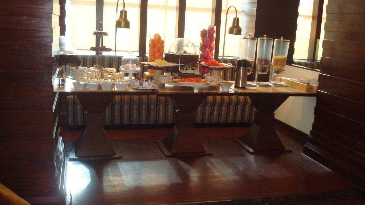 Hotel Royal Cliff Kanpur Esterno foto