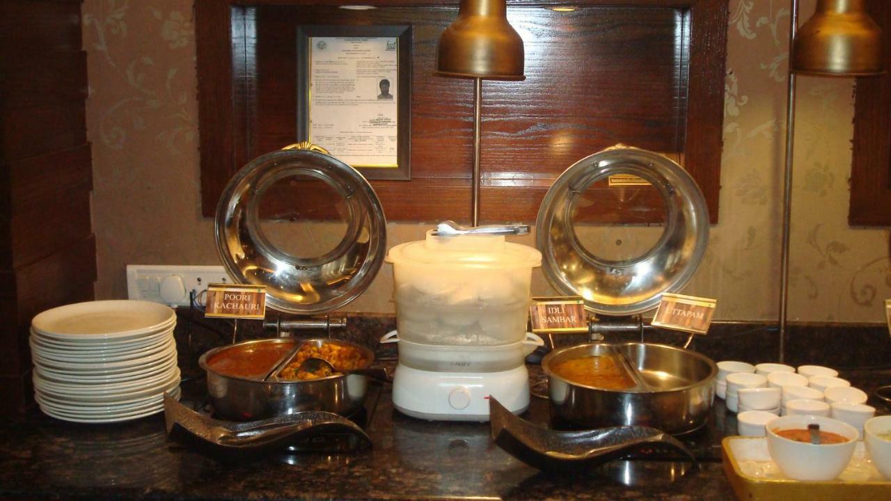 Hotel Royal Cliff Kanpur Esterno foto